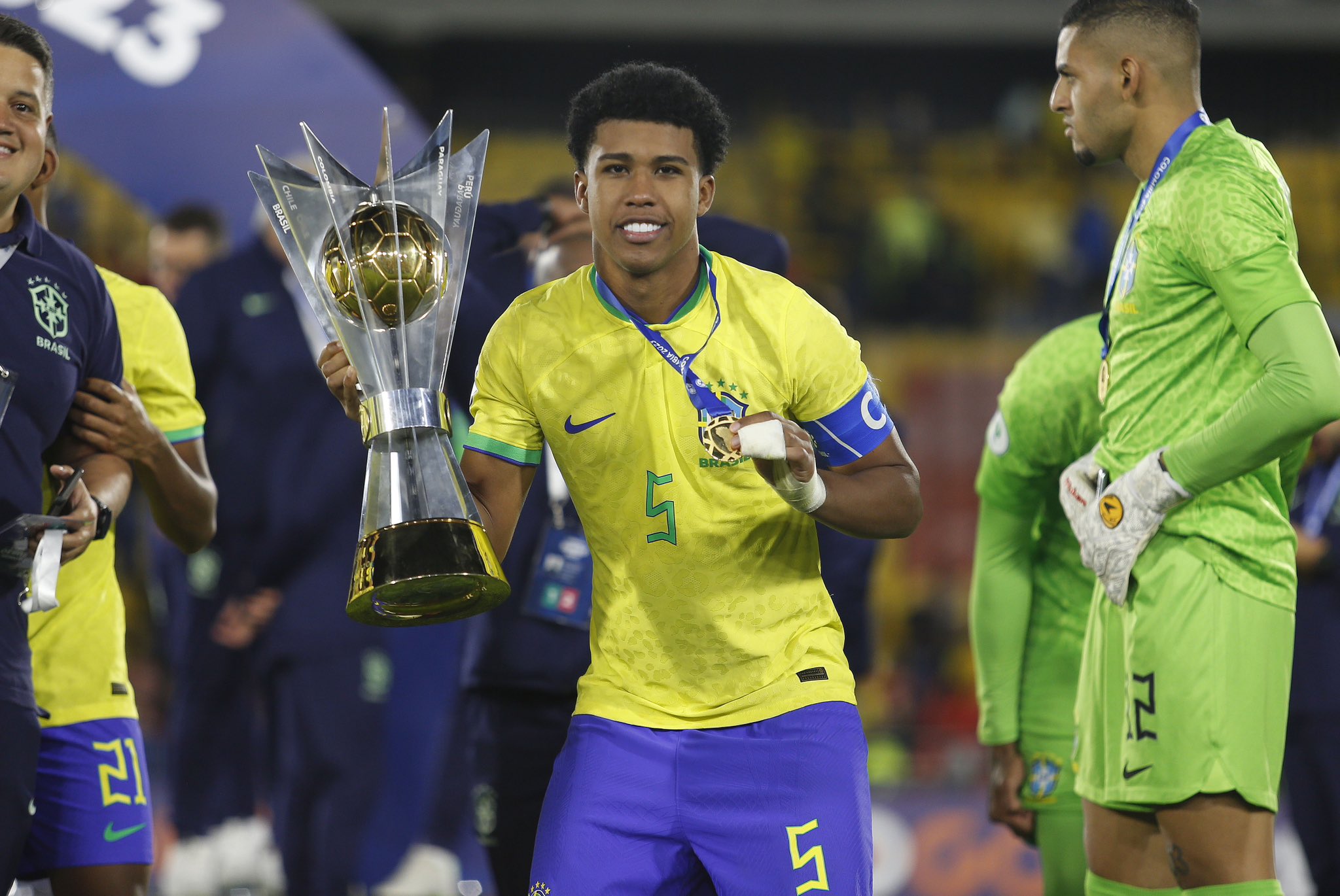 清晨阿斯顿维拉备战社区盾；远射贴柱细节曝光；态度坚定；球探报告显示潜力(足球国足开除奖励远射必进卡叶辰笔趣阁)