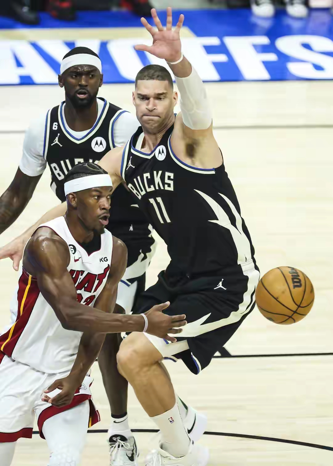 包含迈阿密热火迎NBA季后赛关键赛；国际比赛日完成体检；更衣室稳定；医务组通报恢复的词条