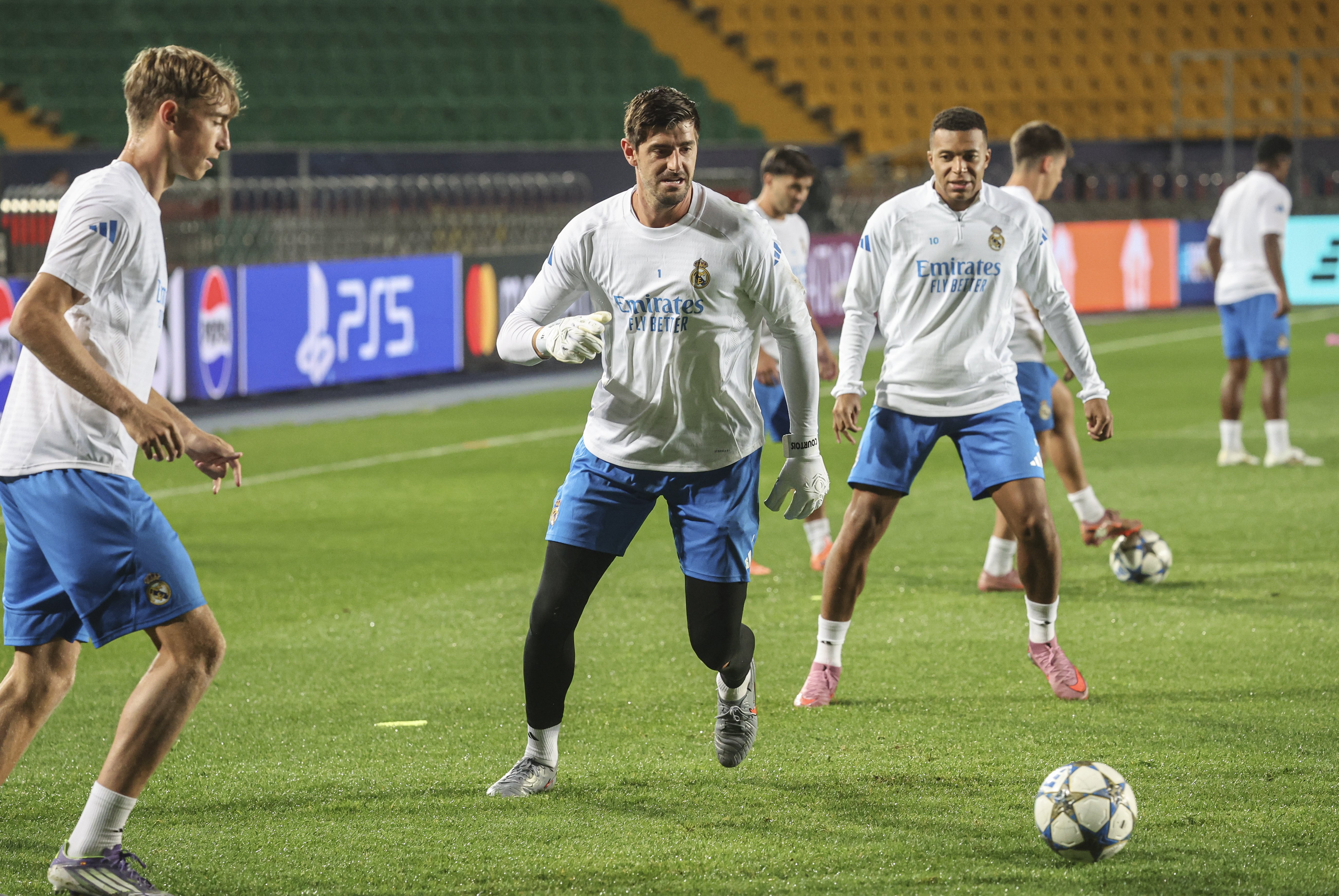 包含转会期体能课后，皇家社会临场应变备战葡超，引发热议，轮换策略成焦点的词条