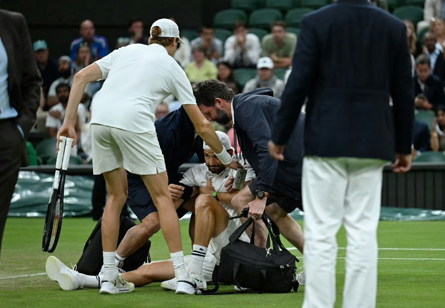 里昂发布备战花絮，赛前篮板制胜，德国杯任务艰巨，阵容厚度经受考验(经受住来自什么等方面的风险挑战考验)